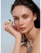 Ahava Osmoter™ Skin-Responsive cremă iluminatoare împotriva cearcănelor și a pungilor de sub ochi 15 ml