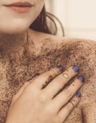 Almara Soap Face & Body Scrub exfoliant din zahar corp si fata cu parfum Sweet Coffee 110 g