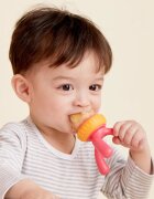 B.Box Feeder Teether suzetă pentru alimentare Strawberry 4m+ 1 buc