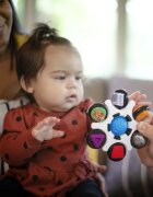 Baby Einstein Curiosity Clutch Twist & Pop jucărie cu activități 3 m+ 1 buc