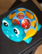 Baby Einstein Neptune the Turtle™ Curious Car mașinuță cu zornăitoare 3 m+ 1 buc