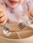 BabyOno Be Active Stainless Steel Spoon and Fork tacâmuri pentru copii Pink 12m+ 2 buc