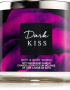 Bath & Body Works Dark Kiss lumânare parfumată 411 g