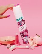 Batiste Blush Flirty Floral șampon uscat pentru volum și strălucire 200 ml