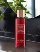 Baylis & Harding The Edit Cherry Temptation spray de corp parfumat pentru femei Cherry Jasmin & Sandalwood 250 ml
