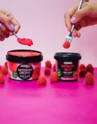Beauty Jar Yummy Raspberry Dreams gel de dus exfoliant pentru fermitate 360 g