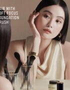 Bobbi Brown Serum Silk Foundation Machiaj usor cu efect de luminozitate culoare Golden Beige 30 ml