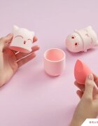 BrushArt Accessories Cutie Cat travel case with make-up sponge burete pentru aplicarea machiajului cu trusă de călătorie