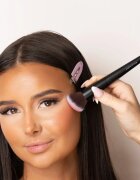 Brushworks Angled Blush Brush pensulă teșită pentru fardul de obraz tip NO. 7 1 buc