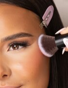 Brushworks Angled Blush Brush pensulă teșită pentru fardul de obraz tip NO. 7 1 buc