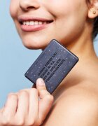 Carbon Theory Charcoal & Tea Tree Oil exfoliant pentru corp pentru pielea problematică și grasă 100 g