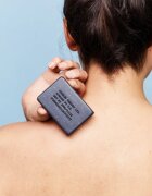Carbon Theory Charcoal & Tea Tree Oil exfoliant pentru corp pentru pielea problematică și grasă 100 g