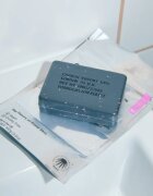 Carbon Theory Charcoal & Tea Tree Oil exfoliant pentru corp pentru pielea problematică și grasă 100 g