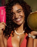 Coco & Eve Sunny Honey Sun-kissed Gradual Tanning Lotion lotiune autobronzanta pentru bronzare graduala cu parfum Coco-Mango 200 ml