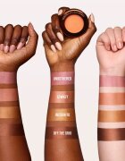 Danessa Myricks Beauty Yummy Skin Blurring Balm Powder Lowlighter crema de strălucire culoare Lowkey 6 g