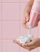 DESERVED Whipped Shower Foam Strawberry Milkshake spumă pentru duș pentru corp 250 ml