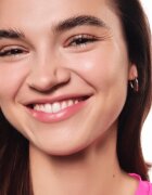 essence All About Soft Glow! Pudră transparentă de fixare pentru o piele mai luminoasa 8 g