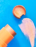 essence BABY GOT HOLO GLOW Stick Strălucire culoare 10 Holy Apricotly 5 g