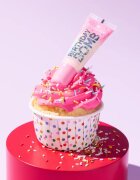 essence Birthday Bomb luciu de buze transparent pentru stralucire culoare 01 Cake My Day! 10 ml