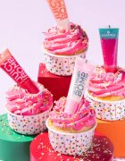 essence Birthday Bomb luciu de buze transparent pentru stralucire culoare 01 Cake My Day! 10 ml