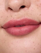 essence Blur Soufflé balsam de buze colorat cu efect matifiant culoare 03 Nude Peach 3 g