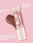 essence Blur Soufflé balsam de buze colorat cu efect matifiant culoare 05 Nude Toffee 3 g