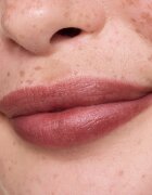 essence Blur Soufflé balsam de buze colorat cu efect matifiant culoare 06 Nude Cocoa 3 g