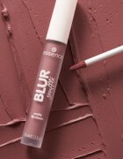 essence Blur Soufflé ruj lichid mat culoare 09 Ghost Typing 3.6 ml
