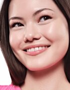essence BRIGHTEN UP! Cushion Foundation burete cu machiaj matifiant culoare 02 Ivory 12 g