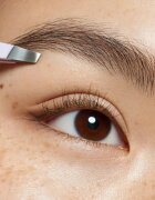 essence Brow Tweezer penseta pentru sprâncene 1 buc