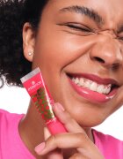 essence Chili Bomb luciu de buze pentru un volum suplimentar 10 ml