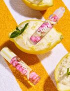 essence Ciao! ulei pentru buze roll-on culoare 01 Ciao Cutie 4.3 ml