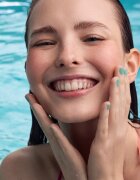 essence Disney The Little Mermaid ulei pentru buze pentru stralucire culoare 01 You Can Swim With Us 4 ml