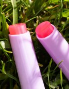 essence GLIMMER IN A BUBBLE balsam de buze tonifiant cu textura de gel culoare 01 Chasing Bubbles 1.6 g