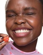 essence HEART CORE balsam de buze colorat stralucitor culoare 02 Melon-licious 3 g