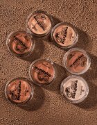 essence Mattifying pudra compacta cu efect matifiant culoare 04 Perfect beige 12 g