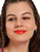 essence satin GLOW ruj cremos cu finisaj satinat culoare 07 Coral It A Day 3.5 g