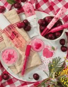 essence SO CHERRY happy balsam de buze culoare 01 Cheeky Cherry 6.4 g
