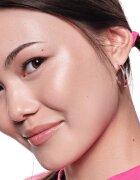 essence Soft Touch crema de strălucire cu efect de pulbere culoare 20 glazed dew 4 g