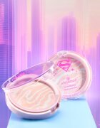 essence Superman pudra compacta pentru o piele mai luminoasa 6 g