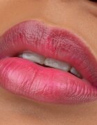 essence WHAT A TINT! blush lichid și luciu de buze culoare 01 Kiss From A Rose 4.9 ml