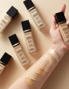 Eveline Cosmetics Wonder Match fard lichid de lunga durata cu acid hialuronic culoare 35 Sunny Beige 30 ml