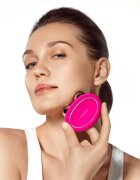 FOREO Bear™ aparat pentru tonificarea feței Fuchsia 1 buc
