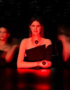 FOREO FAQ™ 211 mască LED pentru gât și decolteu piele anti-imbatranire 1 buc