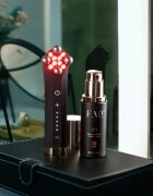 FOREO FAQ™ 402 dispozitiv dual de tonifiere cu microcurenți cu lumină LED roșie 1 buc