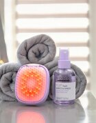 FOREO FLIP™ plus LED Detangling Hairbrush perie de par cu iluminare LED de fundal 1 buc