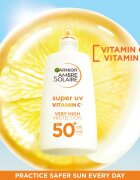 Garnier Ambre Solaire Super UV Vitamin C fluid protecție impotriva petelor intunecate SPF 50+ 40 ml