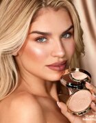 ICONIC London Lit & Luminous Pudra compacta ce ofera luminozitate culoare Universal 16 g