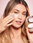 ICONIC London Velvet Blur pudra cu efect de matifiere 10 g