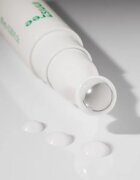innisfree Green Tea Caffeine Bright-Eye Serum Roll-on pentru ochi racoritor împotriva ridurilor și a cearcănelor întunecate 10 ml